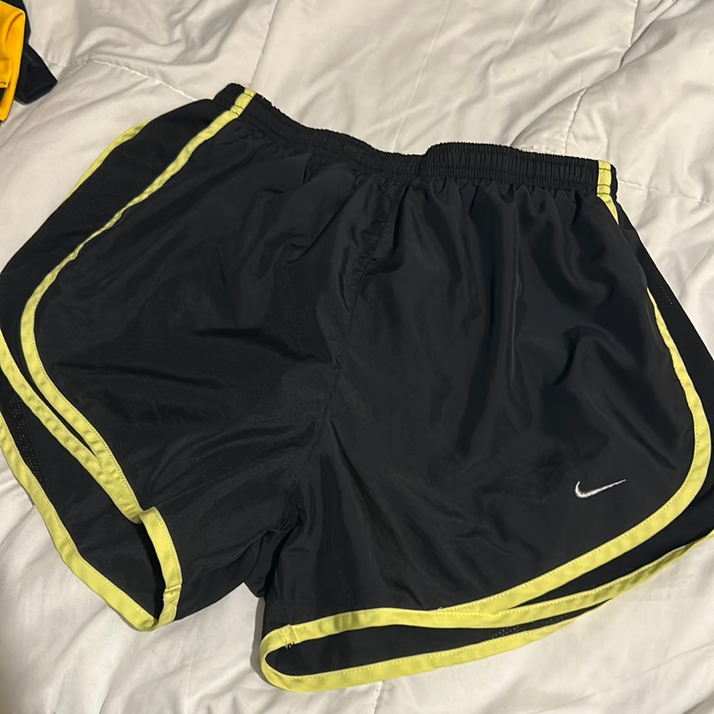 womans black nike shorts